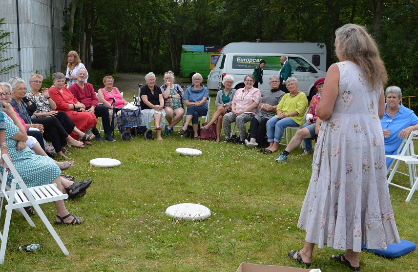 Julia Varley thanks Mette Jensen and other volunteers at the 2019 Transit Festival. Photo: Lyn Cunningham.